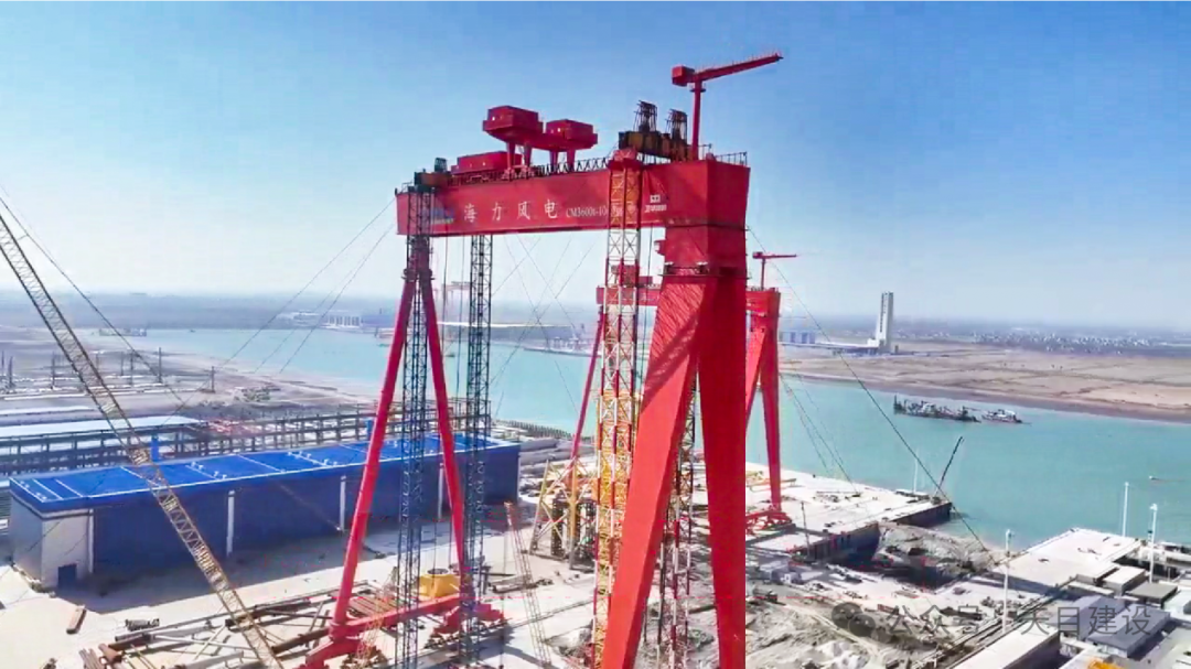 擎天巨臂 再铸世界新高度｜全球吊装高度最高的移动式龙门吊提升安装完成